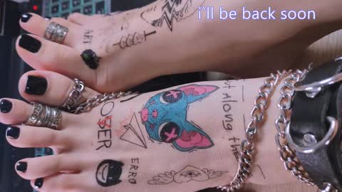 Snapshot of drug_feet chatting on 12.30.24 Mistress Lola Slavic witch online show from 12.30.24