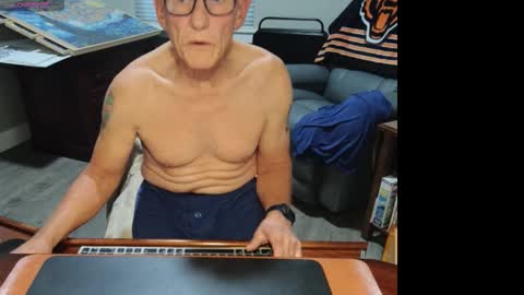 Snapshot of dubl55nikl chatting on 10.27.25 DublNikl online show from 10.27.25