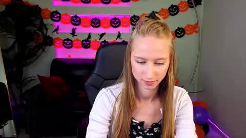 Snapshot of duimovochka chatting on 10.29.25 duimovochka online show from 10.29.25