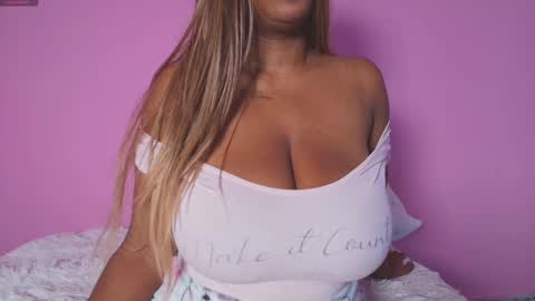 Snapshot of dulce_mariaahe chatting on 11.05.25 online show from 11.05.25