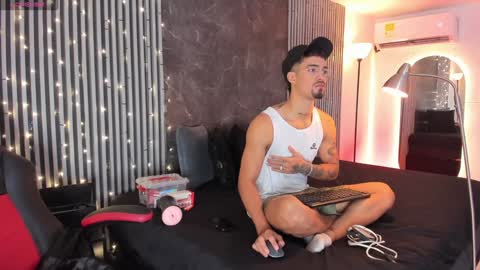 Snapshot of duriel_ chatting on 01.04.25 Duriel online show from 01.04.25