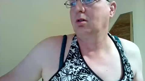 Snapshot of dwtsaskia80 chatting on 10.21.25 dwtsaskia80 online show from 10.21.25