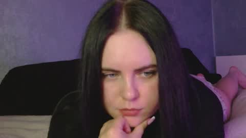 Snapshot of easabella chatting on 10.30.25 Bella online show from 10.30.25