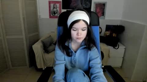 Snapshot of elainebeness chatting on 10.01.25 Your sweet girl online show from 10.01.25