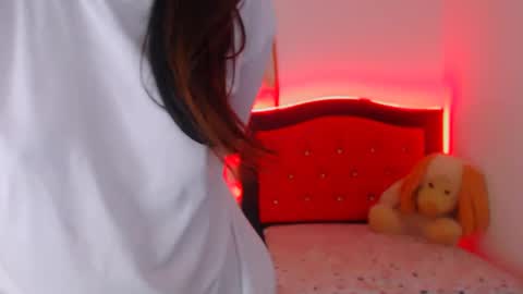 Snapshot of elenna_hotx chatting on 12.21.24 agnes online show from 12.21.24