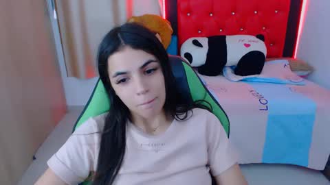 Snapshot of elenna_hotx chatting on 01.25.25 agnes online show from 01.25.25