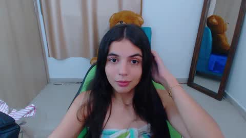 Snapshot of elenna_hotx chatting on 02.19.25 agnes online show from 02.19.25
