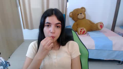 Snapshot of elenna_hotx chatting on 03.11.25 agnes online show from 03.11.25