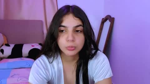 Snapshot of elenna_hotx chatting on 10.21.25 agnes online show from 10.21.25