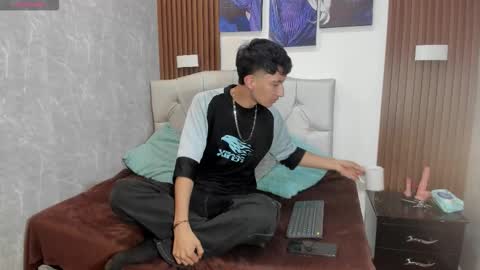 Snapshot of elian_julian chatting on 11.06.25 Elian Julian online show from 11.06.25