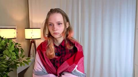 Snapshot of eliselauder chatting on 11.18.25 Viola online show from 11.18.25