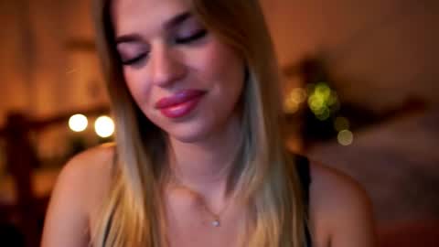 Snapshot of elister_alison chatting on 10.15.25 Sunflower online show from 10.15.25