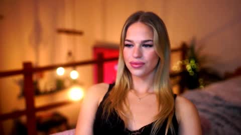 Snapshot of elister_alison chatting on 10.30.25 Sunflower online show from 10.30.25