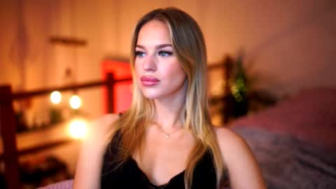 Snapshot of elister_alison chatting on 11.06.25 Sunflower online show from 11.06.25