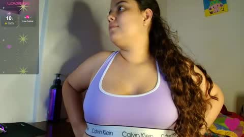 Snapshot of elisuarez_ chatting on 10.10.25 Eliss online show from 10.10.25