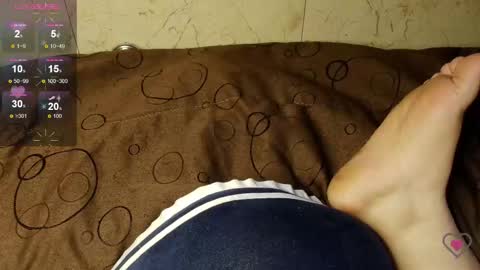 Snapshot of elisuarez_ chatting on 10.17.25 Eliss online show from 10.17.25