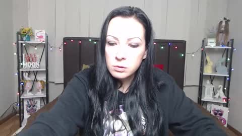 Snapshot of elizabethsho chatting on 01.21.25 ElizabethSho online show from 01.21.25