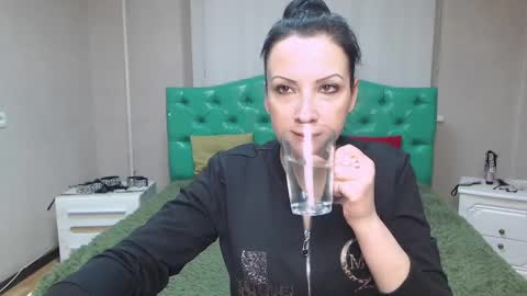 Snapshot of elizabethsho chatting on 01.26.25 ElizabethSho online show from 01.26.25