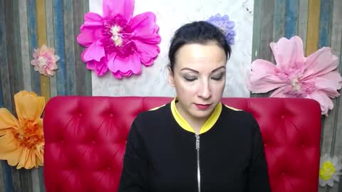 Snapshot of elizabethsho chatting on 10.18.25 ElizabethSho online show from 10.18.25