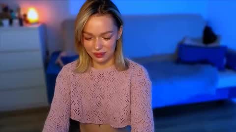 Snapshot of ellatwox chatting on 11.12.25 Ella online show from 11.12.25