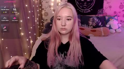 Snapshot of elovinora chatting on 12.01.24 Ela give me a thumbs up if you like it  and this is important for the development of the account online show from 12.01.24