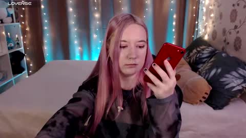 Snapshot of elovinora chatting on 12.14.24 Ela give me a thumbs up if you like it  and this is important for the development of the account online show from 12.14.24