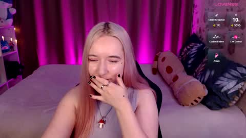 Snapshot of elovinora chatting on 12.18.24 Ela give me a thumbs up if you like it  and this is important for the development of the account online show from 12.18.24