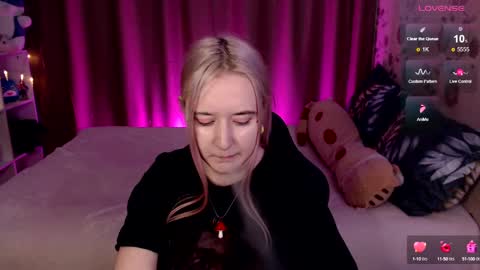 Snapshot of elovinora chatting on 12.18.24 Ela give me a thumbs up if you like it  and this is important for the development of the account online show from 12.18.24