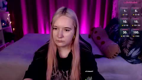 Snapshot of elovinora chatting on 12.20.24 Ela give me a thumbs up if you like it  and this is important for the development of the account online show from 12.20.24