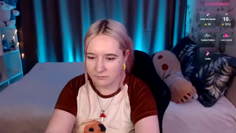 Snapshot of elovinora chatting on 12.30.24 Ela give me a thumbs up if you like it  and this is important for the development of the account online show from 12.30.24