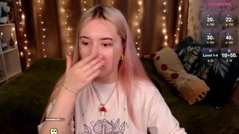 Snapshot of elovinora chatting on 01.03.25 Ela give me a thumbs up if you like it  and this is important for the development of the account online show from 01.03.25