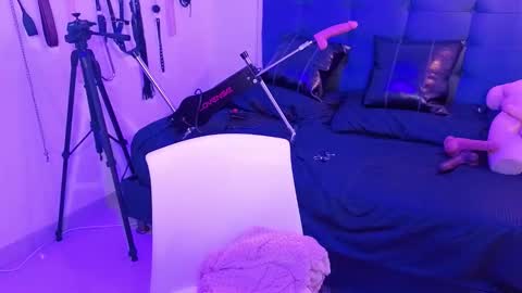 elowen_halley1 online show from 10.03.25