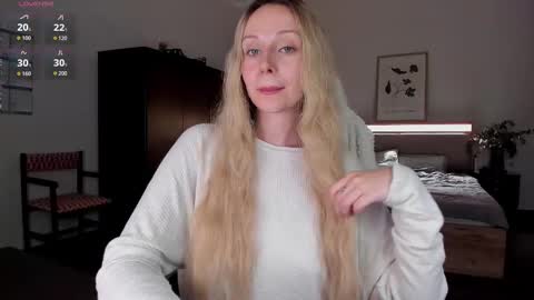 Snapshot of em_emilie chatting on 09.17.25 Emilie online show from 09.17.25