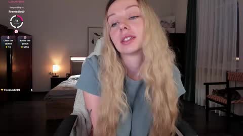 Snapshot of em_emilie chatting on 10.15.25 Emilie online show from 10.15.25