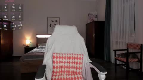 Snapshot of em_emilie chatting on 10.24.25 Emilie online show from 10.24.25