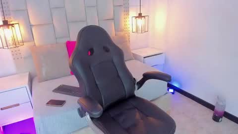 Snapshot of emelie_ch_ chatting on 12.04.24 Emily online show from 12.04.24