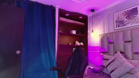 Snapshot of emelie_ch_ chatting on 12.13.24 Emily online show from 12.13.24