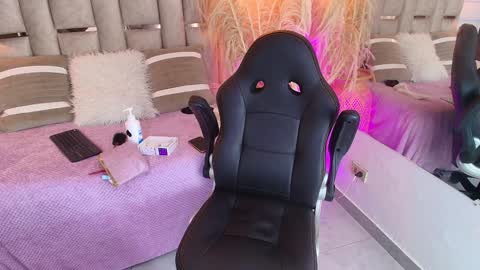 Snapshot of emelie_ch_ chatting on 01.11.25 Emily online show from 01.11.25