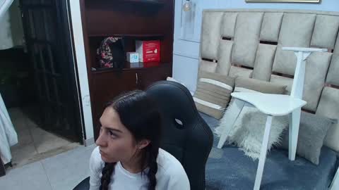 Snapshot of emelie_ch_ chatting on 01.17.25 Emily online show from 01.17.25