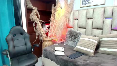 Snapshot of emelie_ch_ chatting on 01.20.25 Emily online show from 01.20.25