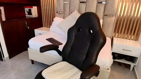 Snapshot of emelie_ch_ chatting on 09.17.25 Emily online show from 09.17.25