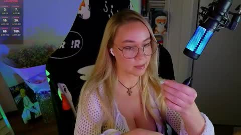 Snapshot of emili1_bc chatting on 10.09.25 Emili online show from 10.09.25