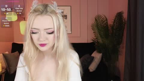 Snapshot of emily_air chatting on 12.25.24 Emily online show from 12.25.24