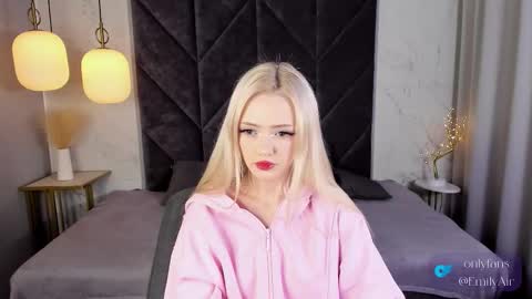 Snapshot of emily_air chatting on 11.08.25 Emily online show from 11.08.25