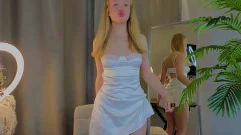 Snapshot of emily_shepard chatting on 09.22.25 emily shepard online show from 09.22.25