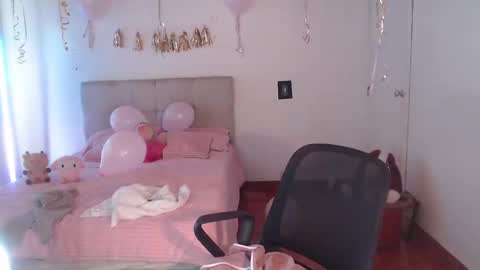 Snapshot of emily_swan_04 chatting on 01.04.25 Emily Swan online show from 01.04.25