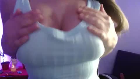 Snapshot of emilybluntt_ chatting on 11.14.25 Emily online show from 11.14.25