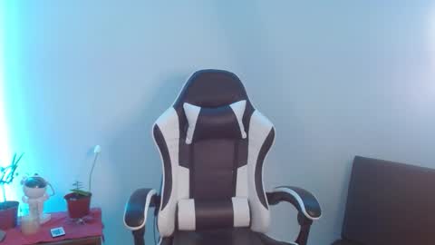 Snapshot of emilybluntt_ chatting on 11.19.25 Emily online show from 11.19.25