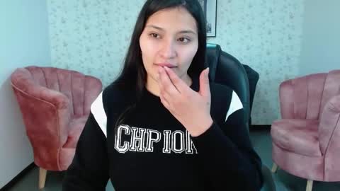 Snapshot of emma_garciaa_ chatting on 03.12.25 emma online show from 03.12.25