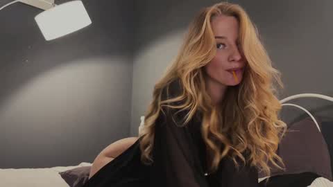 Snapshot of emma_lov2 chatting on 02.06.25 Emma Voss online show from 02.06.25